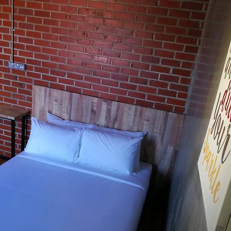 The Rise Room Kuala Terengganu Exteriör bild A room at the hotel