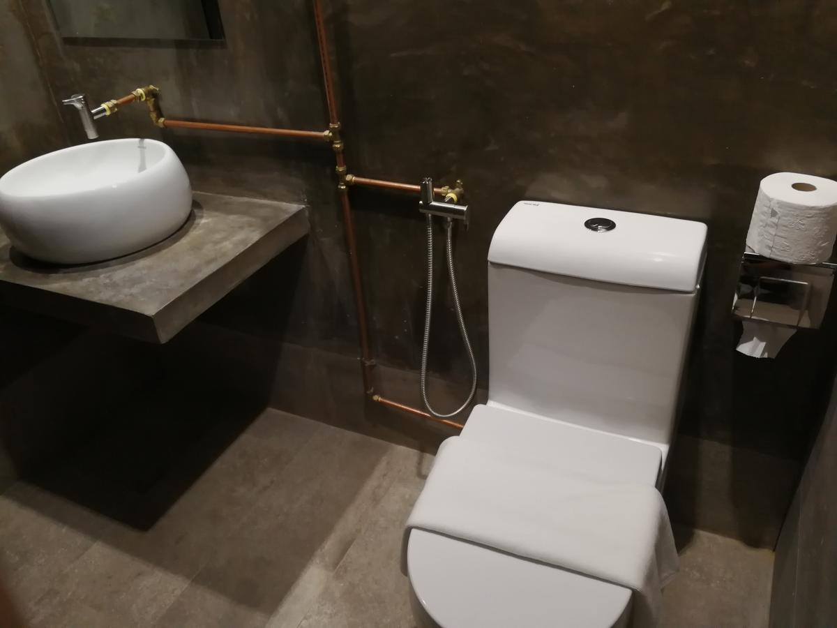 The Rise Room Kuala Terengganu Exteriör bild A modern toilet