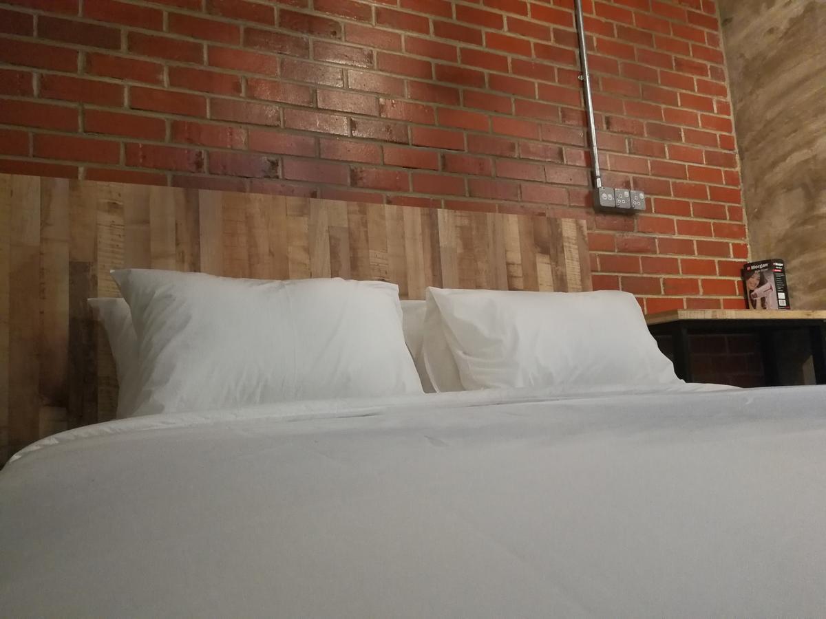 The Rise Room Kuala Terengganu Exteriör bild A bed with two pillows
