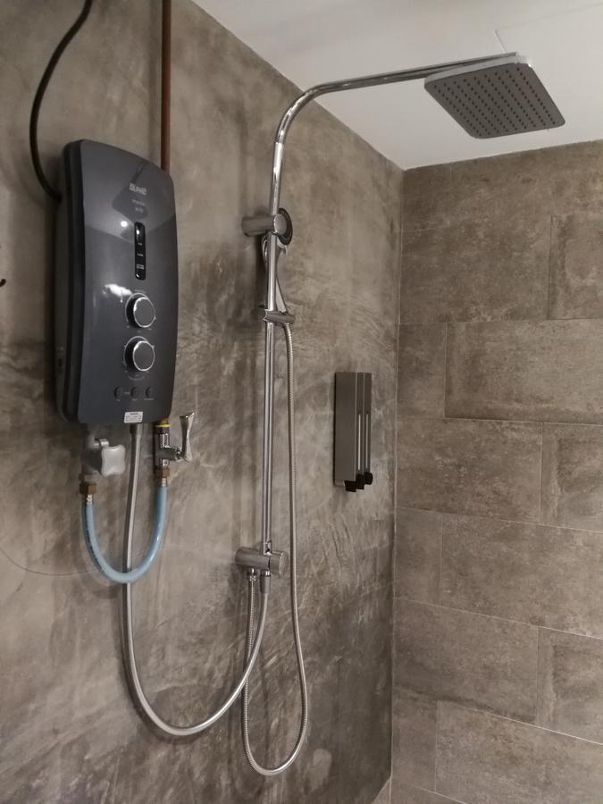 The Rise Room Kuala Terengganu Exteriör bild A shower with a shower heater