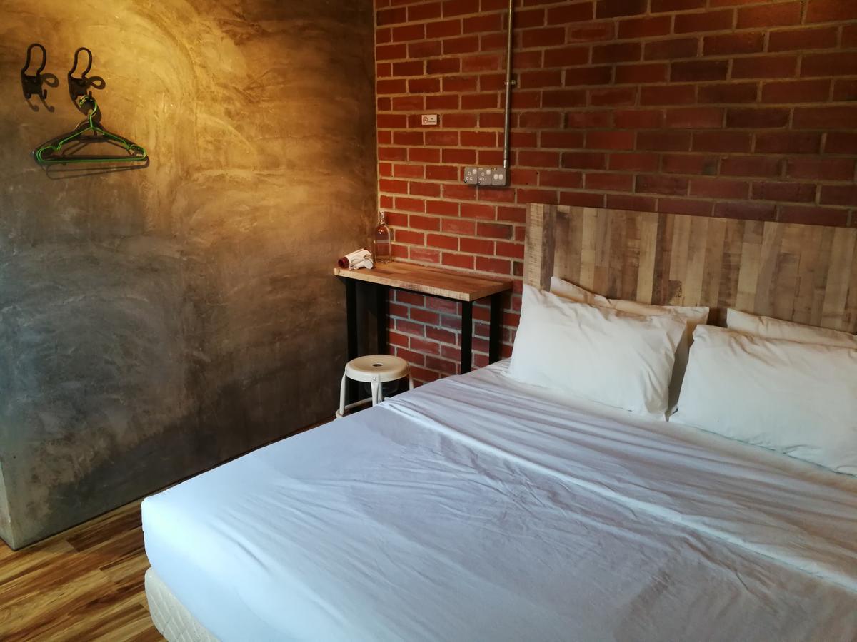 The Rise Room Kuala Terengganu Exteriör bild A bedroom at the hotel